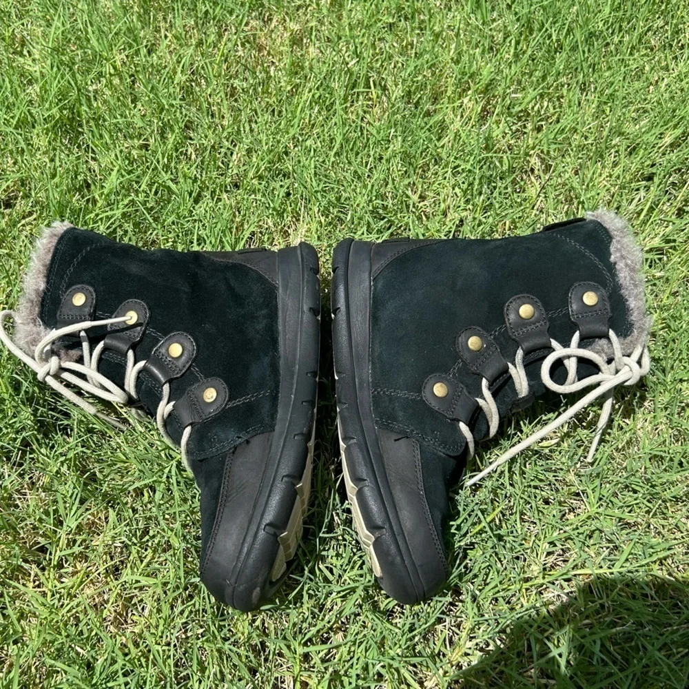 Sorel Explorer Joan‎ women’s Winter Boots with Fur Trim & Rubber Soles Sz-8. R